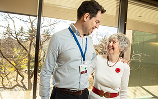 Le Dr Guillaume Martel (à gauche) et Phyllis Holmes